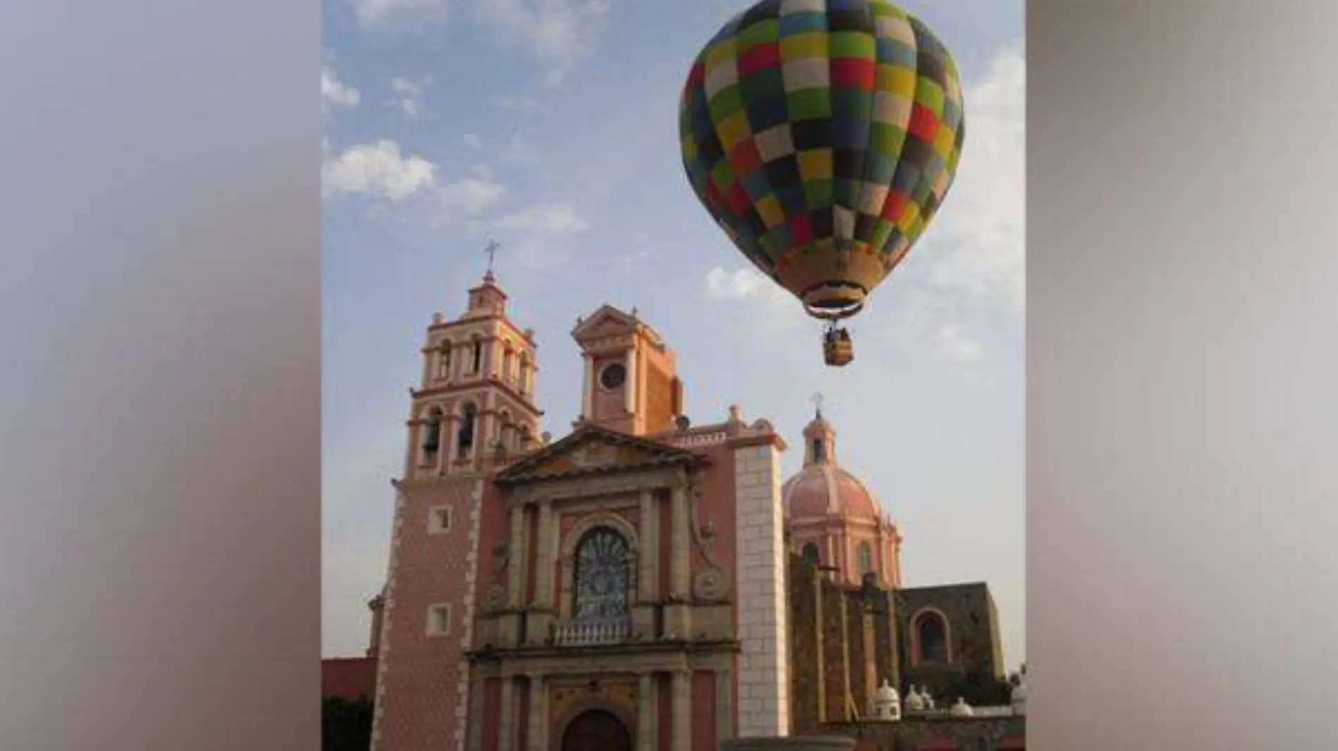 1-1-Globo aerostático enmarcado por la iglesia de La Asución ok